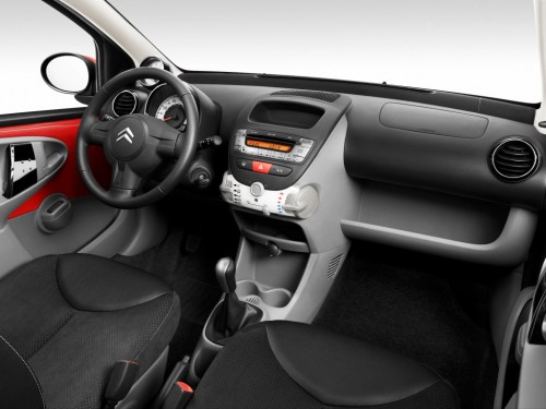 Характеристики автомобиля Citroen C1 1.0i SAT Tendance 5dr (07.2010 - 06.2012): фото, вместимость, скорость, двигатель, топливо, масса, отзывы