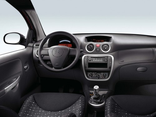 Характеристики автомобиля Citroen C2 1.6 SAT VTR (09.2003 - 06.2006): фото, вместимость, скорость, двигатель, топливо, масса, отзывы