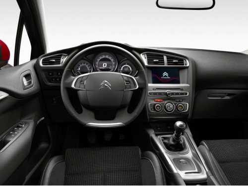 Характеристики автомобиля Citroen C4 1.2 e-THP EAT Selection (01.2015 - 05.2018): фото, вместимость, скорость, двигатель, топливо, масса, отзывы