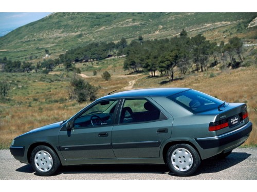 Характеристики автомобиля Citroen Xantia 2.0 MT VSX (07.1995 - 11.1997): фото, вместимость, скорость, двигатель, топливо, масса, отзывы
