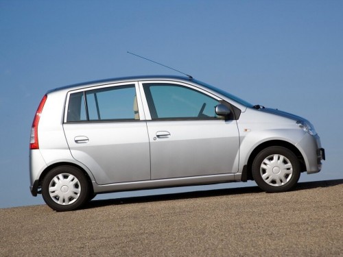 Характеристики автомобиля Daihatsu Cuore 1.0 AT Top (01.2003 - 02.2007): фото, вместимость, скорость, двигатель, топливо, масса, отзывы
