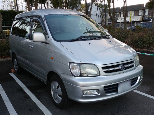 Характеристики автомобиля Daihatsu Delta 2.0 custom twin moon roof (01.1998 - 11.1998): фото, вместимость, скорость, двигатель, топливо, масса, отзывы