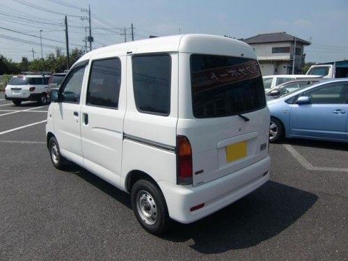 Характеристики автомобиля Daihatsu Hijet 660 Deluxe high roof (01.2002 - 05.2003): фото, вместимость, скорость, двигатель, топливо, масса, отзывы