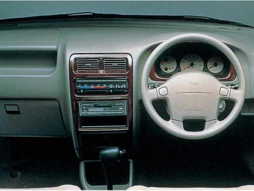 Характеристики автомобиля Daihatsu Pyzar 1.5 CX (09.1997 - 06.1998): фото, вместимость, скорость, двигатель, топливо, масса, отзывы