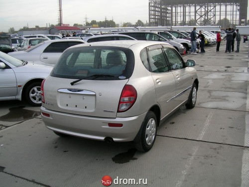 Характеристики автомобиля Daihatsu Storia 1.0 CX (05.2000 - 11.2001): фото, вместимость, скорость, двигатель, топливо, масса, отзывы