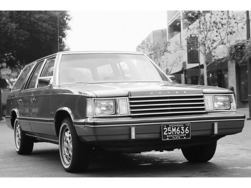 Характеристики автомобиля Dodge Aries 2.2 AT SE (10.1983 - 09.1984): фото, вместимость, скорость, двигатель, топливо, масса, отзывы