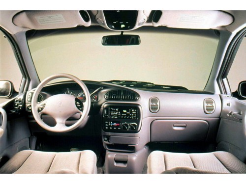 Характеристики автомобиля Dodge Grand Caravan 3.3 AT Ultradrive LE (09.1995 - 06.2000): фото, вместимость, скорость, двигатель, топливо, масса, отзывы