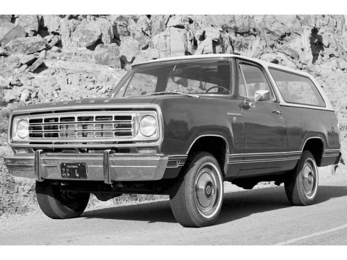Характеристики автомобиля Dodge Ramcharger 5.2 AT Ramcharger (08.1974 - 07.1976): фото, вместимость, скорость, двигатель, топливо, масса, отзывы