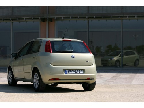 Характеристики автомобиля Fiat Grande Punto 1.4 MT Emotion (08.2007 - 07.2010): фото, вместимость, скорость, двигатель, топливо, масса, отзывы