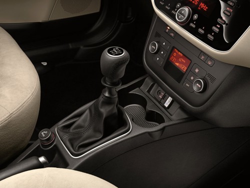 Характеристики автомобиля Fiat Linea 1.4 8v MT Easy (03.2012 - 12.2015): фото, вместимость, скорость, двигатель, топливо, масса, отзывы