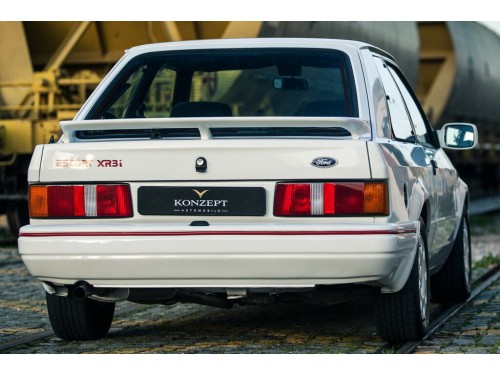 Характеристики автомобиля Ford Escort 1.1 MT Escort СL (03.1986 - 07.1987): фото, вместимость, скорость, двигатель, топливо, масса, отзывы