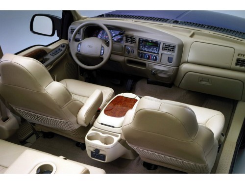Характеристики автомобиля Ford Excursion 6.0D AT 4WD Eddie Bauer (08.2003 - 07.2005): фото, вместимость, скорость, двигатель, топливо, масса, отзывы