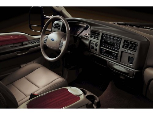 Характеристики автомобиля Ford Excursion 6.8 AT 4WD XLT Premium (08.2001 - 07.2002): фото, вместимость, скорость, двигатель, топливо, масса, отзывы