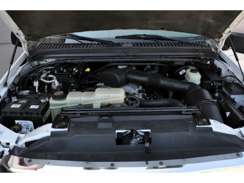 Характеристики автомобиля Ford Excursion 6.8 AT XLT (03.1999 - 07.2001): фото, вместимость, скорость, двигатель, топливо, масса, отзывы