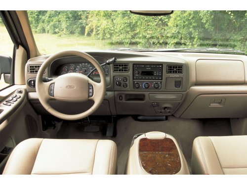 Характеристики автомобиля Ford Excursion 6.8 AT Limited (08.2001 - 07.2002): фото, вместимость, скорость, двигатель, топливо, масса, отзывы