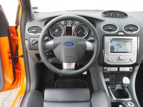 Характеристики автомобиля Ford Focus ST 2.5 MT ST (03.2008 - 12.2010): фото, вместимость, скорость, двигатель, топливо, масса, отзывы