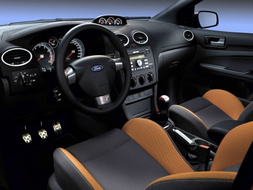 Характеристики автомобиля Ford Focus ST 2.5 MT ST (09.2005 - 02.2008): фото, вместимость, скорость, двигатель, топливо, масса, отзывы