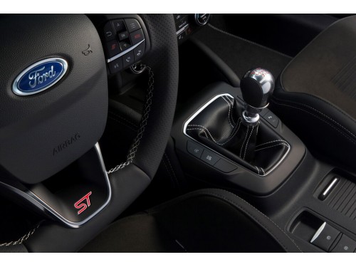 Характеристики автомобиля Ford Focus ST 2.3 EcoBoost AT ST (09.2019 - н.в.): фото, вместимость, скорость, двигатель, топливо, масса, отзывы