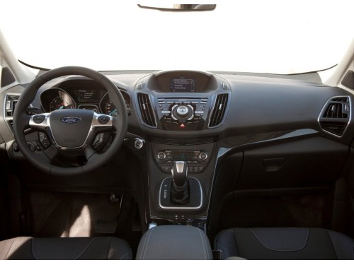 Характеристики автомобиля Ford Kuga 2.5 AT 2WD Trend Plus (01.2014 - 03.2017): фото, вместимость, скорость, двигатель, топливо, масса, отзывы