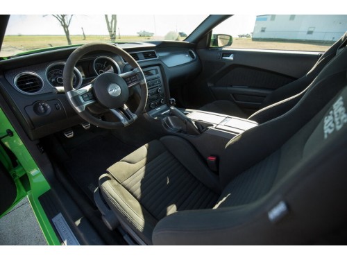 Характеристики автомобиля Ford Mustang 5.0 MT Mustang Boss 302 (02.2012 - 07.2014): фото, вместимость, скорость, двигатель, топливо, масса, отзывы