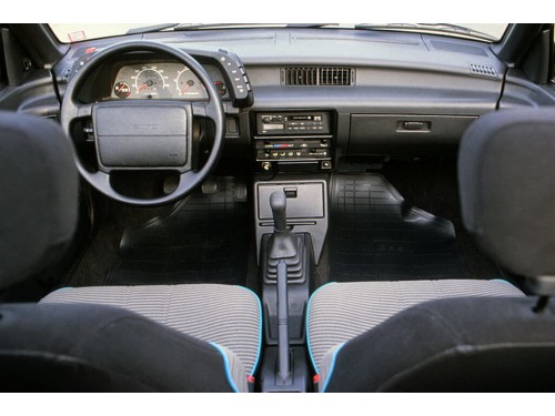 Характеристики автомобиля Geo Metro 1.0 MT Metro LSi (07.1991 - 04.1993): фото, вместимость, скорость, двигатель, топливо, масса, отзывы