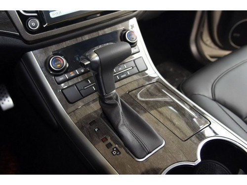Характеристики автомобиля Haval H8 2.0T AT Standard (04.2015 - 10.2015): фото, вместимость, скорость, двигатель, топливо, масса, отзывы