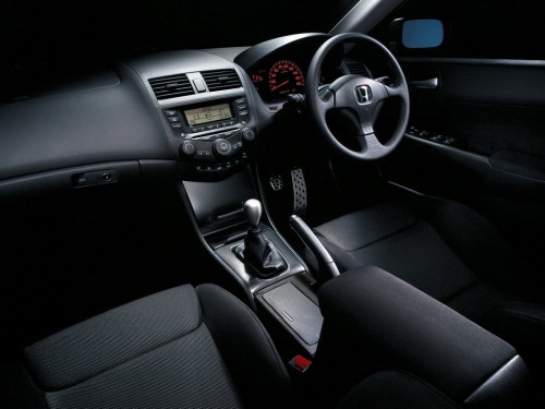 Характеристики автомобиля Honda Accord 2.0 20A (10.2004 - 10.2005): фото, вместимость, скорость, двигатель, топливо, масса, отзывы