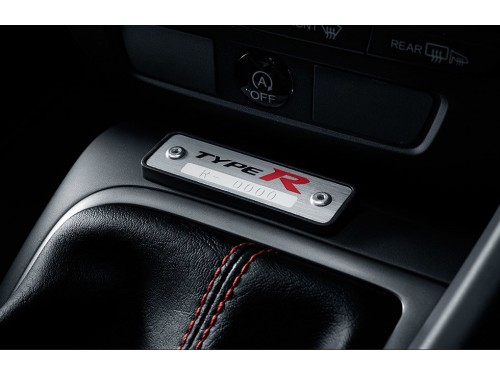 Характеристики автомобиля Honda Civic Type R 2.0 (12.2015 - 03.2016): фото, вместимость, скорость, двигатель, топливо, масса, отзывы