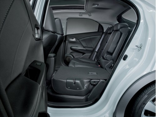Характеристики автомобиля Honda Civic 1.6d MT Executive (01.2014 - 01.2015): фото, вместимость, скорость, двигатель, топливо, масса, отзывы