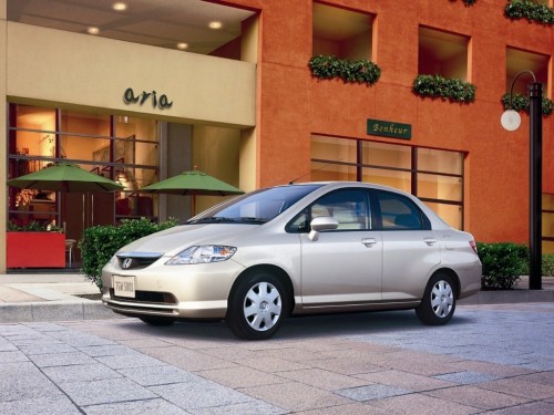Характеристики автомобиля Honda Fit Aria 1.3 A (03.2004 - 09.2005): фото, вместимость, скорость, двигатель, топливо, масса, отзывы