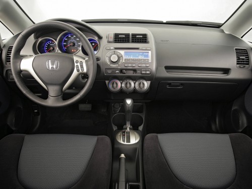 Характеристики автомобиля Honda Fit 1.5 MT Base (04.2006 - 01.2008): фото, вместимость, скорость, двигатель, топливо, масса, отзывы