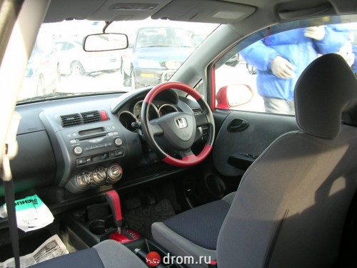 Характеристики автомобиля Honda Fit 1.3 A (04.2003 - 09.2003): фото, вместимость, скорость, двигатель, топливо, масса, отзывы
