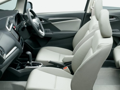 Характеристики автомобиля Honda Fit 1.3 13G F Package 4WD (09.2013 - 09.2014): фото, вместимость, скорость, двигатель, топливо, масса, отзывы