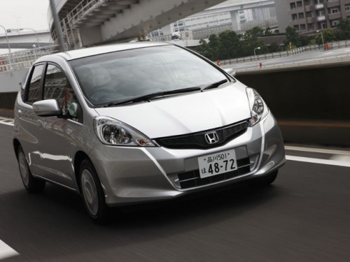 Характеристики автомобиля Honda Fit 1.3 L 4WD (10.2010 - 04.2012): фото, вместимость, скорость, двигатель, топливо, масса, отзывы