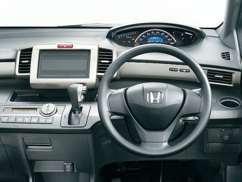 Характеристики автомобиля Honda Freed Spike 1.5 G aero (07.2010 - 09.2011): фото, вместимость, скорость, двигатель, топливо, масса, отзывы