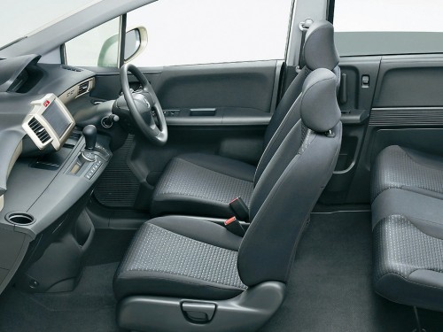 Характеристики автомобиля Honda Freed Spike 1.5 G aero 4WD (07.2010 - 09.2011): фото, вместимость, скорость, двигатель, топливо, масса, отзывы