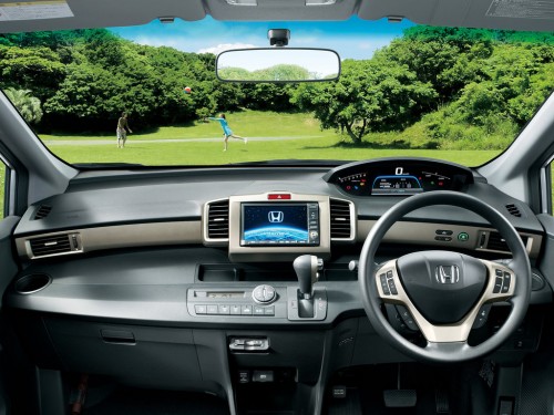 Характеристики автомобиля Honda Freed Spike 1.5 (11.2012 - 03.2014): фото, вместимость, скорость, двигатель, топливо, масса, отзывы