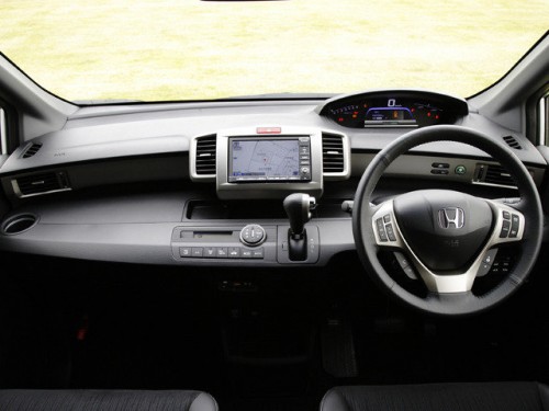 Характеристики автомобиля Honda Freed Spike 1.5 G Aero 4WD (11.2012 - 03.2014): фото, вместимость, скорость, двигатель, топливо, масса, отзывы