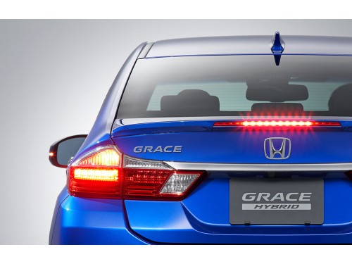 Характеристики автомобиля Honda Grace 1.5 Hybrid DX turning passenger seat 4WD (07.2017 - 07.2020): фото, вместимость, скорость, двигатель, топливо, масса, отзывы