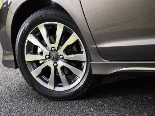 Характеристики автомобиля Honda Insight 1.3 G (11.2011 - 04.2013): фото, вместимость, скорость, двигатель, топливо, масса, отзывы