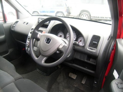 Характеристики автомобиля Honda Mobilio Spike 1.5 A L package (02.2004 - 11.2005): фото, вместимость, скорость, двигатель, топливо, масса, отзывы