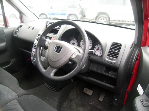 Характеристики автомобиля Honda Mobilio Spike 1.5 W L package (02.2004 - 11.2005): фото, вместимость, скорость, двигатель, топливо, масса, отзывы
