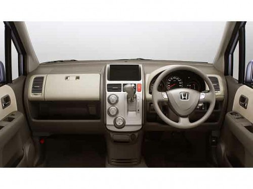 Характеристики автомобиля Honda Mobilio 1.5 A (01.2004 - 11.2005): фото, вместимость, скорость, двигатель, топливо, масса, отзывы