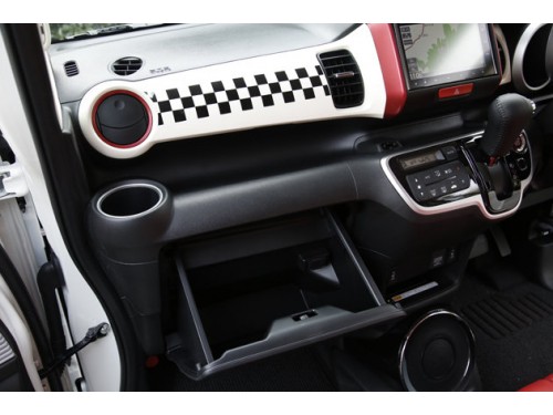 Характеристики автомобиля Honda N-BOX Slash 660 G 4WD (09.2016 - 12.2017): фото, вместимость, скорость, двигатель, топливо, масса, отзывы