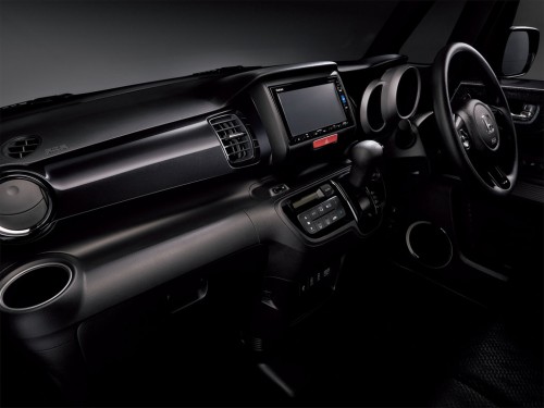 Характеристики автомобиля Honda N-BOX Slash 660 G L Interior Color Package 4WD (01.2018 - 02.2020): фото, вместимость, скорость, двигатель, топливо, масса, отзывы