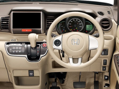 Характеристики автомобиля Honda N-BOX+ 660 Custom G L Package (02.2015 - 10.2015): фото, вместимость, скорость, двигатель, топливо, масса, отзывы