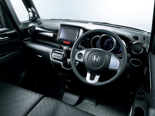 Характеристики автомобиля Honda N-BOX+ 660 Custom G L Package 4WD (07.2012 - 11.2012): фото, вместимость, скорость, двигатель, топливо, масса, отзывы