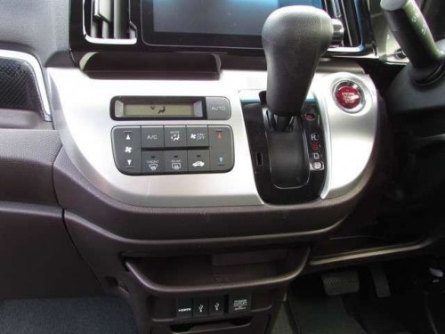Характеристики автомобиля Honda N-WGN 660 G rotating passenger seat (07.2015 - 05.2016): фото, вместимость, скорость, двигатель, топливо, масса, отзывы