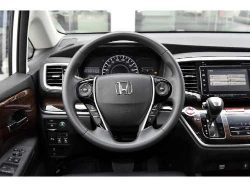 Характеристики автомобиля Honda Odyssey 2.4 CVT Extreme (07.2015 - 01.2017): фото, вместимость, скорость, двигатель, топливо, масса, отзывы