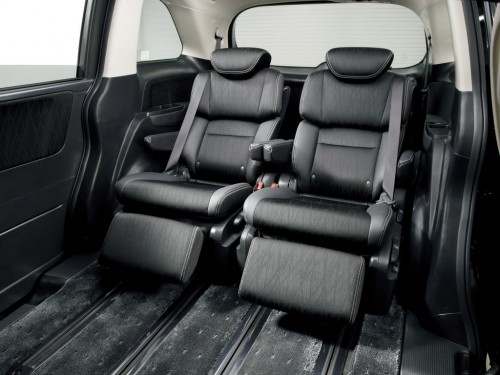 Характеристики автомобиля Honda Odyssey 2.4 Absolute (7 seater) (11.2013 - 12.2014): фото, вместимость, скорость, двигатель, топливо, масса, отзывы